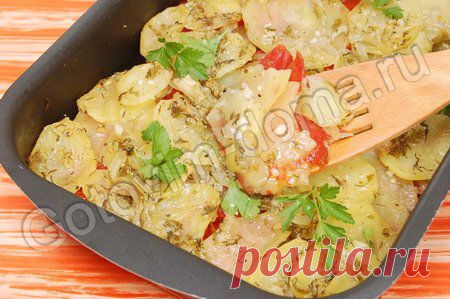 Рецепт: Картофель, запеченный с луком, чесноком и помидорами