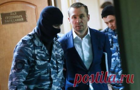 Следствие нашло все многомиллиардное состояние полковника Захарченко Следственные органы обнаружили все многомиллиардное состояние бывшего сотрудника Главного управления экономической безопасности и противодействия коррупции (ГУЭБиПК) МВД России Дмитрия Захарченко, обвиняемого в коррупционных преступлениях, сообщили в правоохранительных органах.