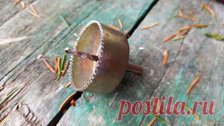 Как сделать своими руками коронку по дереву Для того, чтобы проделать круглое отверстие в стене из деревянных досок, или гипсокартона, понадобится сверло, перо, либо коронка. Если для небольших отверстий достаточно сверла или пера, то для отверстий большого диаметра понадобится сверло-коронка. Такие сверла не у каждого найдутся в хозяйстве.