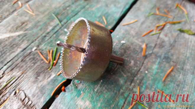 Как сделать своими руками коронку по дереву Для того, чтобы проделать круглое отверстие в стене из деревянных досок, или гипсокартона, понадобится сверло, перо, либо коронка. Если для небольших отверстий достаточно сверла или пера, то для отверстий большого диаметра понадобится сверло-коронка. Такие сверла не у каждого найдутся в хозяйстве.