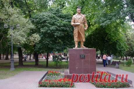 В Киеве снесут памятник Чкалову. Памятник советскому летчику Валерию Чкалову снесут в Киеве. Об этом сообщил советник мэра города Дмитрий Белоцерковец. Кроме того, идет обсуждение о демонтаже памятника советскому генералу Николаю Ватутину. По его словам, профильная экспертная комиссия при Минкульте «делает все», чтобы этот монумент остался.
