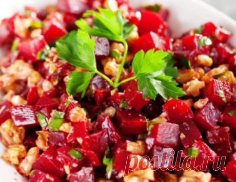 Салат из свеклы с яблоком: 4 вкусных рецепта - БУДЕТ ВКУСНО! - медиаплатформа МирТесен Свекла с яблоком — сочетание яркого цвета, вкуса и пользы. Сейчас расскажем, как приготовить полезные салаты, а также как сделать заготовки на зиму. Салат из свеклы с яблоком Ингредиенты: Свекла — 2 шт. Чернослив или изюм — 1 ч. л. Лимонный сок или яблочный уксус — 2 ч. л. Яблоки — 2 шт (желательно