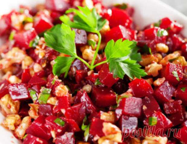 (1) Салат из свеклы с яблоком: 4 вкусных рецепта - БУДЕТ ВКУСНО! - медиаплатформа МирТесен Свекла с яблоком — сочетание яркого цвета, вкуса и пользы. Сейчас расскажем, как приготовить полезные салаты, а также как сделать заготовки на зиму. Салат из свеклы с яблоком Ингредиенты: Свекла — 2 шт. Чернослив или изюм — 1 ч. л. Лимонный сок или яблочный уксус — 2 ч. л. Яблоки — 2 шт (желательно