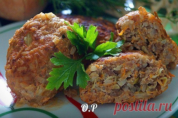 Ленивые голубцы - котлеты

Для приготовления понадобится: 
фарш- 500 гр (у меня домашний) 
капуста белокочанная -200 гр (у меня молодая ) 
морковь- 1 шт 
репчатый лук - 1 шт 
рис -0,5 стакана 
яйцо сырое - 1 шт 
соль и специи- по вкусу 
растительное масло - для жарки 
сметана - 200 гр 
вод- 0,5 литра (тёплая) 
томатная паста- 1 стол ложка 
зелень - для подачи 
Рис отварить в подсоленной воде до полуготовности. 
Белокочанную капусту мелко нарезать или измельчить в блендере....