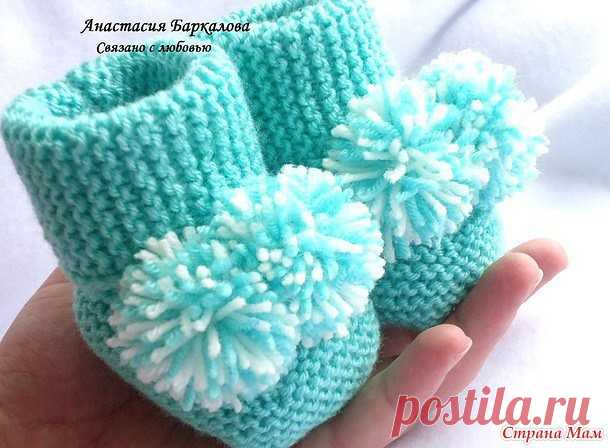 Пинетки с помпонами, вязанные спицами.

Описание автора:

Пинетки очень удобные и подходят как мальчикам, так и девочкам. А вяжутся на одном дыхании! Даже начинающая вязальщица справится с ними без особых трудностей. 

Итак. берем ниточки средней толщины и спицы №2,5-3. Набираем 15 петель и вяжем 13 см платочной вязкой. Закрываем петли.
Вдоль одной из длинных сторон получившегося прямоугольника поднимаем 30 петель. Вяжем 10 рядов платочной вязкой (если пинетки будут с завя...