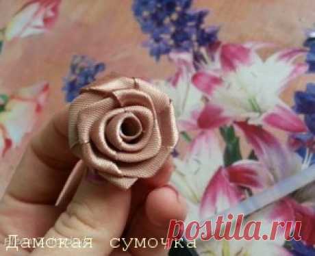 Плоская роза из ленты