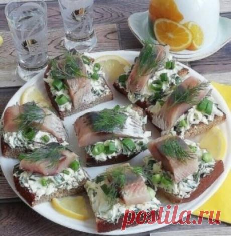 ТАРТИНКИ С СЕЛЕДКОЙ "МИРОВОЙ ЗАКУСОН"
Понадобится:
3 яйца
пучок зелёного лука (грамм 100)
любой чёрный хлеб
филе одной селёдки
укроп и майонез - по вкусу.
ПРИГОТОВЛЕНИЕ:
Буханка хлеба нарезается небольшими кусочками (если у вас кирпичик, можно каждый кусок поделить на 4 части), по желанию хлеб можно обжарить в небольшом кол-ве растительного масла.
Смешать натёртые на крупной тёрке отварные яйца, мелко нарезанные лук и укроп с майонезом, солить не нужно. Филе селёдки порезать