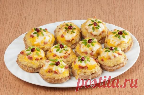 Мяса много не бывает. Готовим мини-зепеканки с колбасой и фаршем