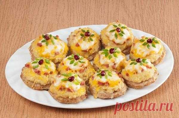 Мяса много не бывает. Готовим мини-зепеканки с колбасой и фаршем