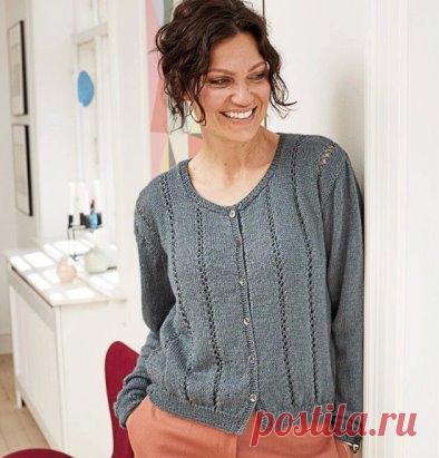 Кофта с ажурными дорожками
#вязание #рукоделие #вязание_спицами
РАЗМЕРЫ
S (M) L
ВАМ ПОТРЕБУЕТСЯ
Пряжа (70% шерсти альпака, 30% шелка; 50 г/200 м) — 6 (6) 7 мотков сизой; прямые спицы №3 и 3,5; 7 пуговиц диаметром 13 мм.
УЗОРЫ И СХЕМЫ
ЛИЦЕВАЯ ГЛАДЬ
Лицевые ряды — лицевые петли, изнаночные ряды — изнаночные петли. В круговых рядах все петли провязывать лицевыми.
ПЛОТНОСТЬ ВЯЗАНИЯ
24 п. х 32 р. = 10 х 10 см, связано лицевой гладью на спицах №3,5.
ВЫПОЛНЕНИЕ РАБОТЫ
СПИНКА
Н