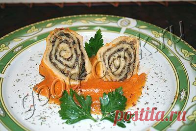Грибные рулеты в луковом соусе
