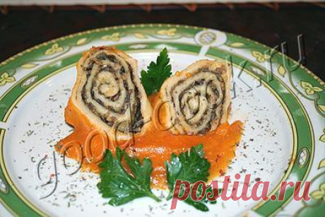 Грибные рулеты в луковом соусе