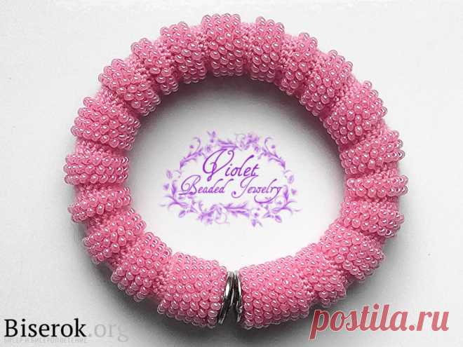 Учимся вязать столбиком и полустолбиком Браслеты из бисера, Вязание с бисером, Основы бисероплетения – Бисерок Подробный мастер-класс вязания жгута из бисера. Как связать работу крючком.