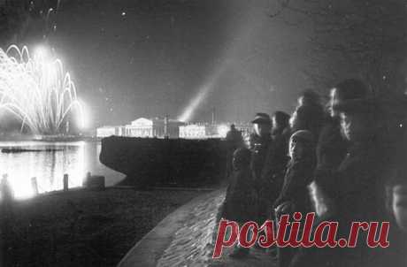 Салют в честь снятия блокады Ленинграда и Победы над фашистской Германией, 1944-1945 года