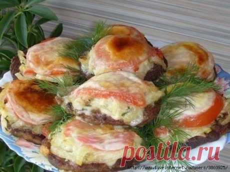 Печеночные оладьи под сыром с овощами