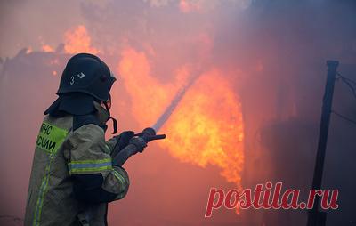 В порту Темрюка более суток тушат пожар после атаки БПЛА. Площадь возгорания составляет 1,3 тыс. кв. м