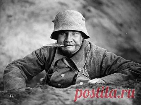 Зачем на немецких касках рога? (2 фото) | Чёрт побери штальхельм – стальная каска с загнутыми краями. Отличительной чертой первых образцов стали «рога». Немецкие «рогатые» каски прочно впечатались в историю человечества, как символ зла. По ней любой советский ребёнок мог сразу определить фашиста. Образ штальхельма стал столь известен, что даже шлем одного из главных злодеев Голливуда был создан под его влиянием. Первая мировая война стала классикой окопных воин – на поле г...