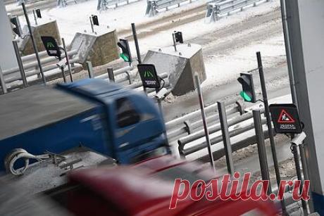 В Подмосковье открыли новую платную дорогу. В Подмосковье завершилась реконструкция участка трассы М-1 «Беларусь». Для взимания платы за проезд на дороге установили 17 шлюзов. Об этом сообщает компания «Автодор», которая проводила работы. Реконструкцию провели на участке с 45-го по 66-й километр, работы велись с 2019 года.