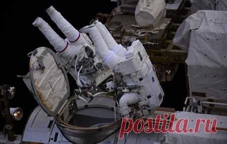 Астронавты из США и ОАЭ завершили выход в открытый космос с борта МКС. В ходе работ Стивен Боуэн и Султан ан-Неяди установили на поверхности орбитальной станции оборудование для последующего монтажа панелей солнечных батарей iROSA