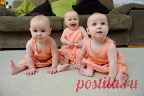 Прекрасные маленькие девочки–тройняшки