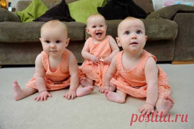 Прекрасные маленькие девочки–тройняшки