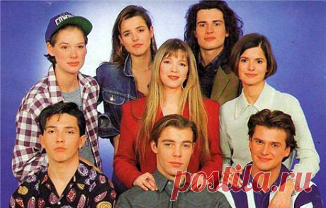 Трое парней — Николя, Этьен и Кристиан поступают на факультет социологии Университета Париж-XIV[1] (фр. Universite Paris XIV). Но мечтают они не о карьере юристов, а о том, что в один прекрасный день станут музыкальными супер-звёздами. А пока всё свободное от учёбы время ребята посвящают репетициям в старом гараже. Однажды в кафе «У Альфредо» парни встречают двух девушек Кати и Элен. Девушки учатся на втором курсе факультета социологии того же университета.