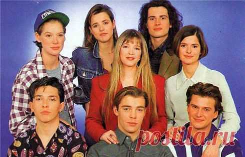 Трое парней — Николя, Этьен и Кристиан поступают на факультет социологии Университета Париж-XIV[1] (фр. Universite Paris XIV). Но мечтают они не о карьере юристов, а о том, что в один прекрасный день станут музыкальными супер-звёздами. А пока всё свободное от учёбы время ребята посвящают репетициям в старом гараже. Однажды в кафе «У Альфредо» парни встречают двух девушек Кати и Элен. Девушки учатся на втором курсе факультета социологии того же университета.