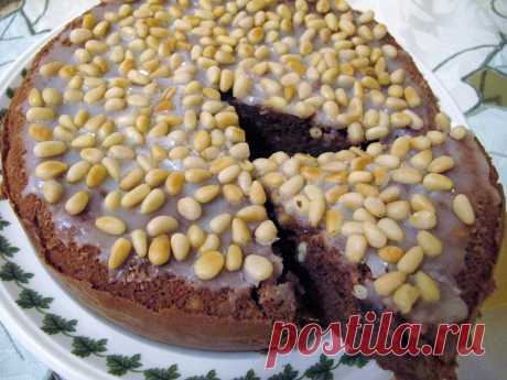 Шоколадный пирог с изюмом и кедровыми орехами.