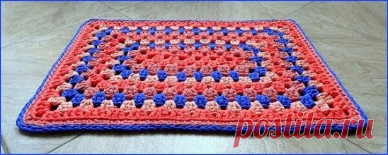Яркий коврик вязаный крючком, описание и схема по ссылке:  http://povjazem.ru/vyazanie-dlya-doma/kovrik-sidushka/vyazanie-kovrikov-kryuchkom