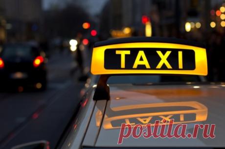 Эксперт Алексей Тузов предсказал рост цен на такси в пять раз к осени. Это может произойти из-за ужесточения правил работы агрегаторов подобных услуг.