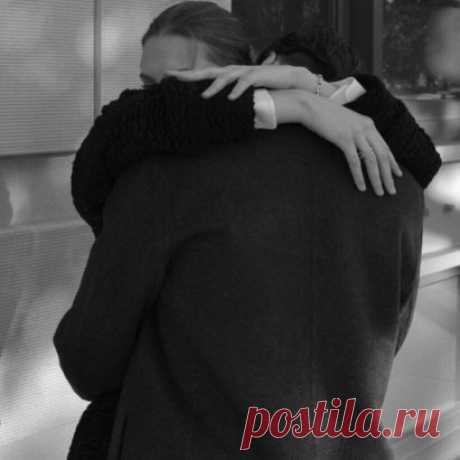 Параллели
Виктор Плешаков Ёж
Видимо, ангелы были беспечны .
(С ними потом разберёмся отдельно.)
Наши пути не могли пересечься,
Слишком уж были они параллельны.
Странное в мире бывает, но всё же...
Как так случилось? В сплетении улиц
Двое из разных реалий прохожих
В мире метельном случайно столкнулись.
И зацепились зачем-то глазами,
Замерли вдруг  в изумлении тихом.
Улицы смолкли, лишь кто-то над нами,
Чудный спектакль предвкушая, хихикал.
Наше «Простите!» сорвало плотины.
Хлынула радость ш