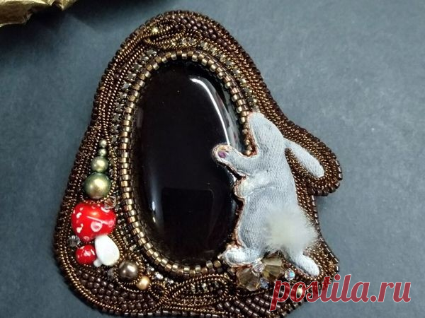 Брошь из бисера с кроликом Брошь из бисера с кроликомВ центре моей броши — кабошон прозрачного обсидиана. Другое название — вулканическое стекло. С этим камнем связано много мифов и легенд. Загадочный и магический каменьЗайчик выполнен из трикотажа, хвостик — мех норки. В лапке зайца —...