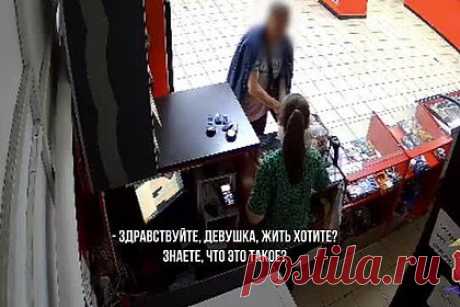 Вежливый россиянин с муляжом гранаты из мыла ограбил магазин и попал на видео. В Гусь-Хрустальном полиция задержала 51-летнего местного жителя, ограбившего магазин с использованием муляжа гранаты, сделанного им из куска хозяйственного мыла. На кадрах виден мужчина, который вежливо просит продавщицу выдать наличность из кассы и шоколадку с орешками.