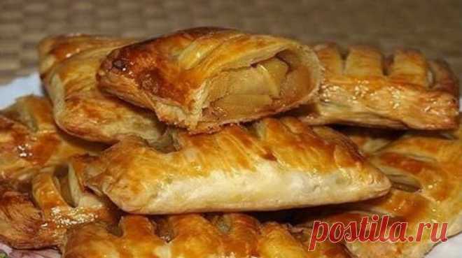 Яблочные слойки Восхитительные слойки с яблоком и корицей.