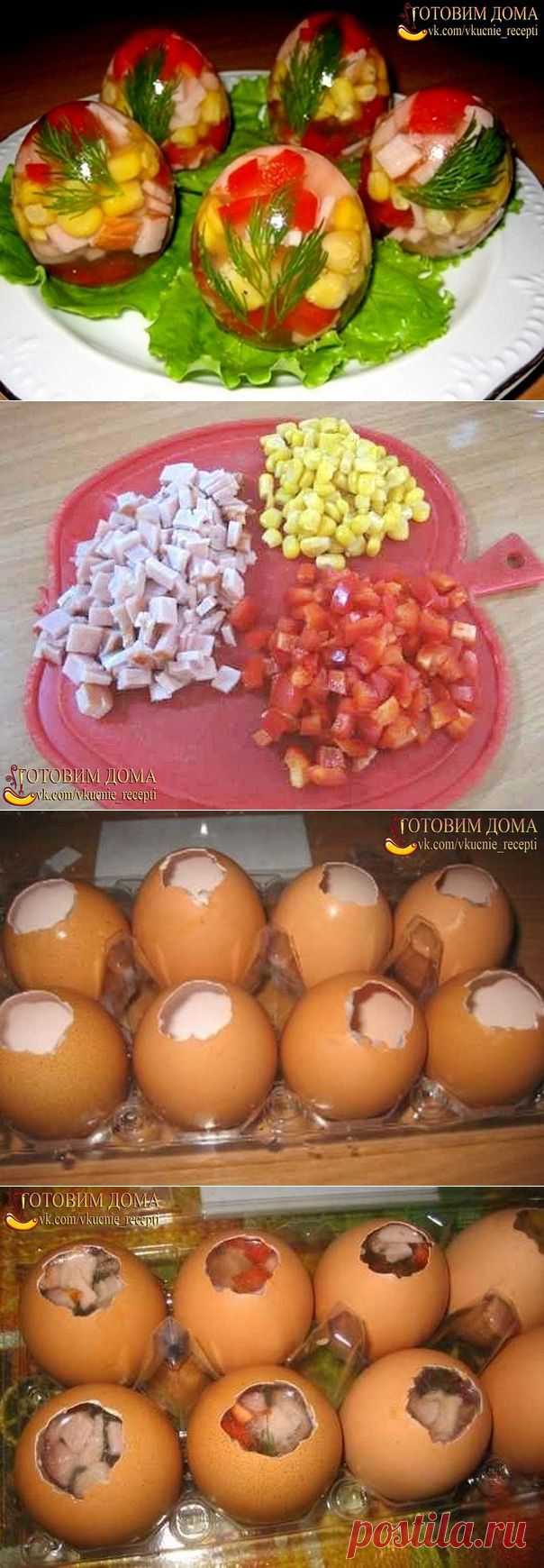 🍴 Заливные яйца
======================================
🔸 Продукты на 10 порций:
-10 скорлупок от яиц
-2 стакана мясного соленого бульона
-20 г желатина
-1 свежий перец
-1 маленькая банка кукурузы
-300 г ветчины
-зелень
