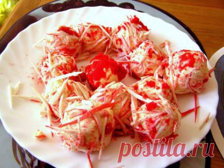 КОРАЛЛЫ -ПРАЗДНИК !!! **Краб/палочки 1уп -соломка косая, фундук 10шт -обжарим. *Основа: колб/сыр 300г -подморозим, и на тёрку; пресс/чеснок 1-2зуб; майонез, соль -смешаем. *Основу берём ложкой, и в лепешку -в центр: маслину 1шт (10шт) фаршированную фундуком, скатать в шар, чтобы маслинабыла в центре. *Панируем сырные шарики в краб/палочках. *Подача: плоское блюдо, оформив  зеленью. *Вкусно, ярко и великолепно!
