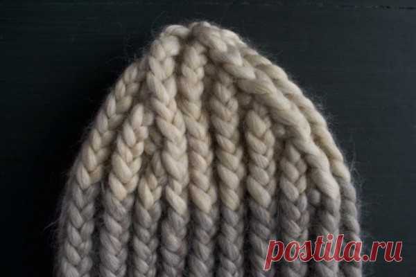 Как связать шапочку крупной вязкой для девочки: описание, узор, фотоВязаная шапочка крупной вязки для девочки - Knittingblog.net