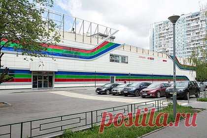 Полиция приехала проверять на экстремизм ТЦ в Москве из-за названия сети Wi-Fi. Столичная полиция приехала проверять на экстремизм торговый центр «Акварель» в Щербинке в Новой Москве из-за лозунга «Слава Украине» в названии одной из сетей Wi-Fi. Как выяснилось, роутер принадлежит зоомагазину сети «Четыре Лапы». По словам его сотрудников, они не знают, кто вставил лозунг в название.
