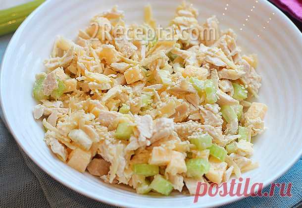 Салат из сельдерея с курицей и яблоком Низкокалорийный, но довольно сытный салат с курицей и сельдереем. В салате всего четыре основных ингредиента, которые прекрасно дополняют друг друга...
