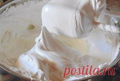 САМЫЙ ВКУСНЫЙ КРЕМ ДЛЯ ТОРТОВ 

Ингредиенты: 

Белок яичный (если мелкие, то 5шт.) — 4 шт 
Сахар — 1 стак. 
Ванилин —1 пакетик 
Кислота лимонная — 1/4 ч. л. 

Приготовление: 

Миксером слегка взбить белки, добавить сахарный песок, ванилин и лимонную кислоту. Ставим на водяную баню, чтобы вода уже кипела и взбиваем миксером 10-15 минут. Масса получится белоснежная и пышная.Когда на креме появятся следы от венчика (крем начнет наворачиваться на венчики), то снять кастрюльку ...