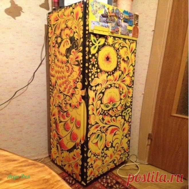 Расписала старенький холодильник