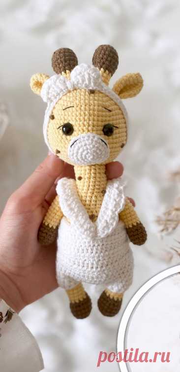 PDF Жирафик Лина крючком. FREE crochet pattern; Аmigurumi toy patterns. Амигуруми схемы и описания на русском. Вязаные игрушки и поделки своими руками #amimore - жираф из обычной пряжи, жирафик в комбинезоне.