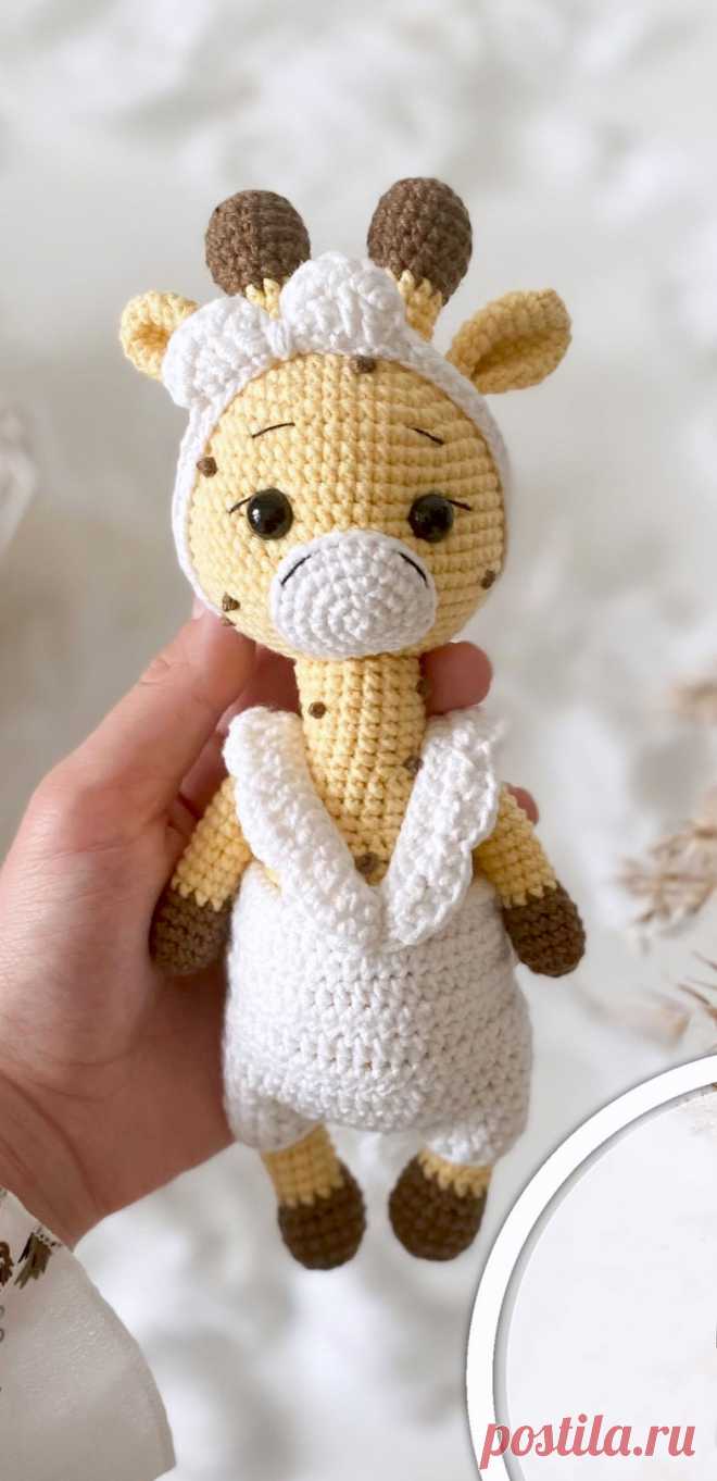PDF Жирафик Лина крючком. FREE crochet pattern; Аmigurumi toy patterns. Амигуруми схемы и описания на русском. Вязаные игрушки и поделки своими руками #amimore - жираф из обычной пряжи, жирафик в комбинезоне.