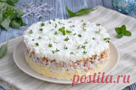 САЛАТ «СНЕЖНАЯ КОРОЛЕВА»

Салат изумительный и вкусный. Нежный слоеный салат с крабовыми палочками и ветчиной. Он сверху украшен яичными белками и будет красиво смотрится на Новогоднем столе.

Ингредиенты:
ветчина 200 г
крабовые палочки 250 г
сырки плавленые 2 шт.
лук 1 шт.
яйца 6 шт.
яблоко кисло-сладкое 1 шт.
майонез 350 г
арахис 100 г
соль ,перец по желанию

Маринад для лука:
сахар 1 ч. л.
вода 2 ст.л.
соль 0,5 ч.л.
уксус 2 ст.л.
Салат рассчитан на форму диаметром 18 см...