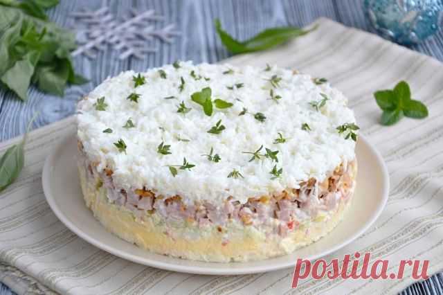САЛАТ «СНЕЖНАЯ КОРОЛЕВА»

Салат изумительный и вкусный. Нежный слоеный салат с крабовыми палочками и ветчиной. Он сверху украшен яичными белками и будет красиво смотрится на Новогоднем столе.

Ингредиенты:
ветчина 200 г
крабовые палочки 250 г
сырки плавленые 2 шт.
лук 1 шт.
яйца 6 шт.
яблоко кисло-сладкое 1 шт.
майонез 350 г
арахис 100 г
соль ,перец по желанию

Маринад для лука:
сахар 1 ч. л.
вода 2 ст.л.
соль 0,5 ч.л.
уксус 2 ст.л.
Салат рассчитан на форму диаметром 18 см...