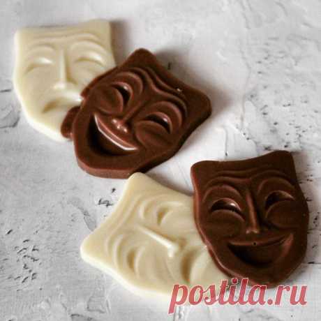 Осень..🍁маски..🎭 к чему бы это? Наверное к тому, что надо успеть посетить осенние театральные постановки😊!! Очень-очень хочу сходить на Золушку🎎🏰👠🌌 Кто со мной?))
#тортнаденьрождения #тортназаказдмитров #тортвдмитрове#конфетыназаказдмитров#тортбезмастикидмитров#шоколадныефигуркидмитров