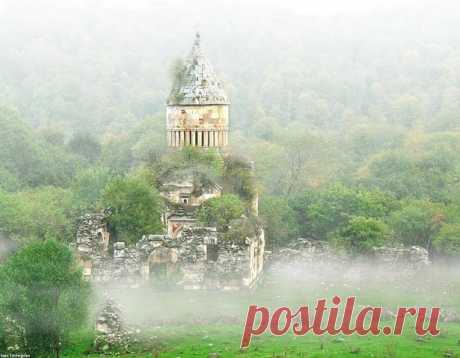 Խորակերտի վանք Ըստ ճարտարապետական ոճական վերլուծության, եկեղեցին հիմնականում XIդ. կառույց է:Վանքի գլխավոր եկեղեցին, համաձայն արևմտյան մուտքի ճակատի արձանագրությանը, կառուցել է Ստեփանոս իշխանը 1252 թ-ին: Այն արտաքուստ ուղղանկյուն է և ներքուստ խաչաձև: Անկյուններում են գտնվում նեղ ավանդատները, որոնք վերջանում են կիսակլոր որմնախորշերով: Եկեղեցին կառուցված է տարբեր երանգների դեղնավուն և կարմրավուն սրբատաշ ֆելզիտից: Ի տարբերություն նմանատիպ շինությունների, եկեղեցին ձգված է երկարությամբ,