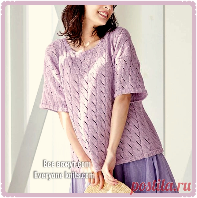 ПУЛОВЕР ОВЕРСАЙЗ С КОРОТКИМ РУКАВОМ.
Выполнен ажурным узором из "ложных кос" спицами.