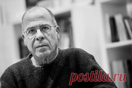 Умер израильский писатель Меир Шалев. Скончался израильский писатель и публицист Меир Шалев. Автор «Русского романа» и других произведений умер в возрасте 74 лет. «Как грустно, что мы не сможем отпраздновать предстоящий День независимости вместе с ним, родившимся в 1948 году», — выразил соболезнования президент Израиля Ицхак Герцог.