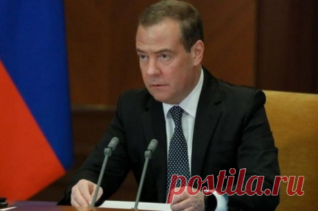 Медведев поздравил граждан РФ с Днем народного единства. По словам политика, единение народов и конфессий перед лицом общего врага всегда было в основе государства Российского.